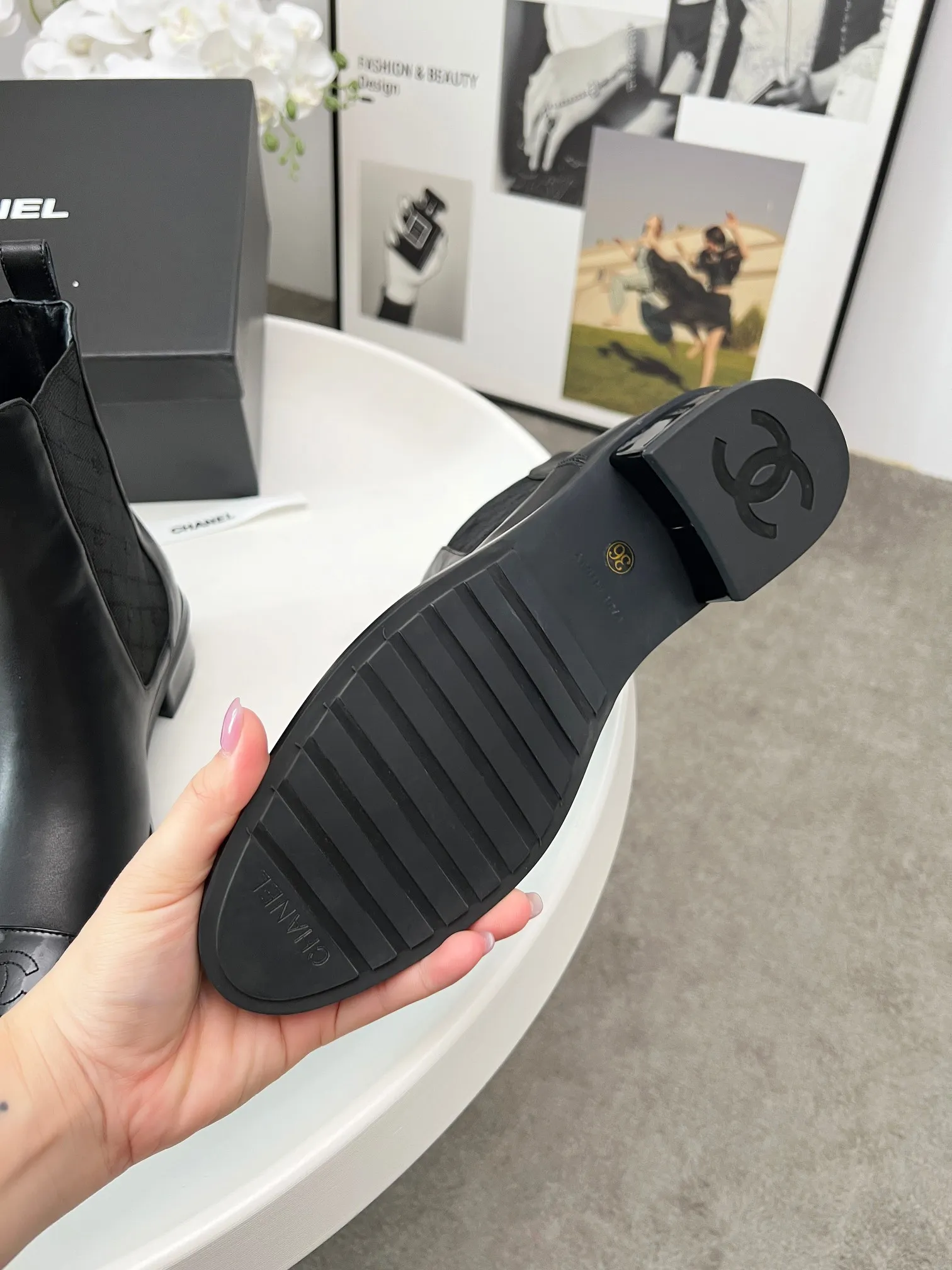 👟👟Ex-factory price 580👟👟 2025CHANEL These Chanel boots are amazing✨ Classic color matching, with a sense of high-end, the details of the toe are exquisite, and the fashion is instantly full when you put them on~ The different colors are easy to spot, and you can wear them with skirts and trousers to create a unique grandma style. Whose fashion DNA has touched it, I won’t tell you👀 Own it and you will want to carry the wind with you when you walk. These are fashionable and essential boots 👢 Fabric: cowhide Lining: sheepskin Color: black white apricot Heel height: about 4cm Tube height: 6 inches Size: 5-40 (41 customized)